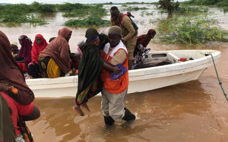 Having checked on their families, our local staff do all they can to assist people in danger. Local teams often must both respond and recover initially, as reinforcements from World Vision’s regional and global offices hurry to the scene. Photo: Muhidin Abdullahi